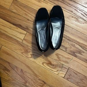 Bandolino B Flexible black flats.